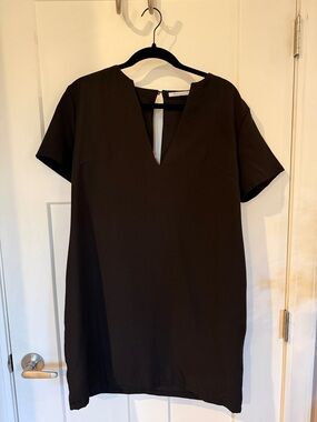 Black Short-Sleeve V-Neck Shift Dress